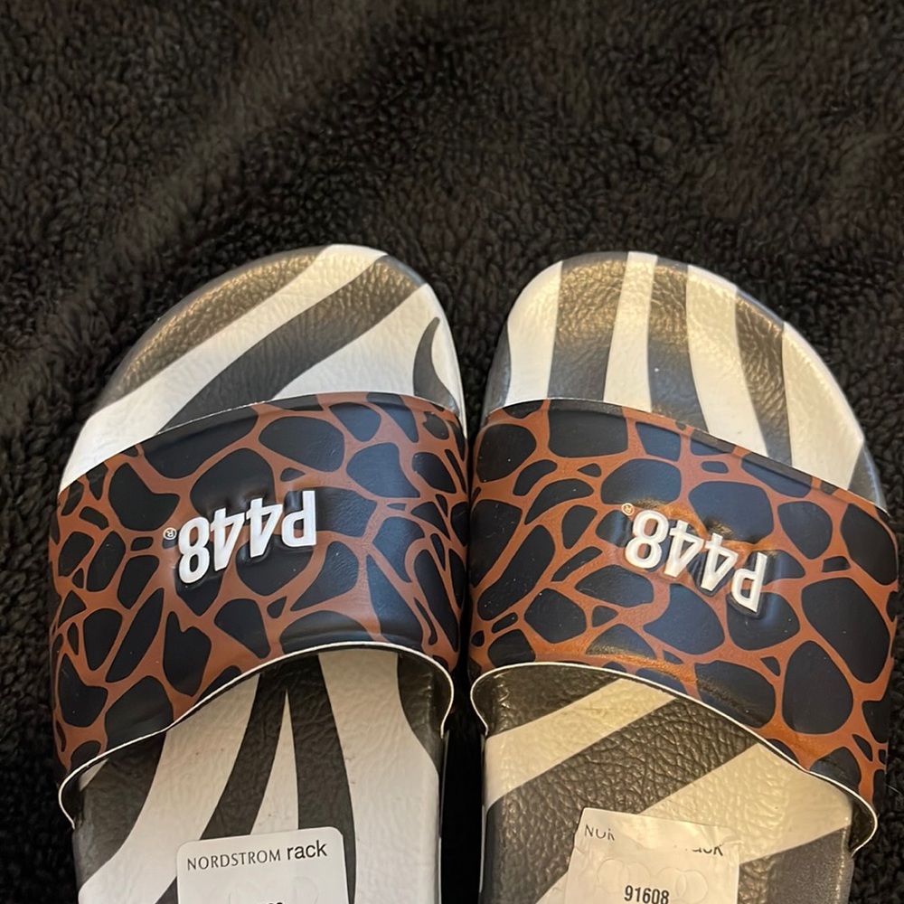 P448 slippers Bnwt